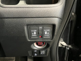 【リア両側パワースライドドア】リモコンなどで自動開閉。Hondaスマートキーを携帯していれば、軽い力で解錠とドアオープンが行えます。半ドア状態まで閉めると、自動的に全閉する機能付き。