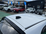 目立つキズ凹み等はありませんが、中古車という商品の特性ルーフには子キズや塗装しみがあります