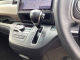 インパネシフトだから視線の移動も少なく足元もスッキリ♪運転席もゆったりしているのでゆとりを持ってドライブできますね!