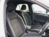 (運転席助手席)安全装備をオプションで追加するのは日本的発想。フォルクスワーゲン車はサイドエアバッグを全車標準で装備しております。