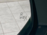【ブラインドスポットモニター】走行中、ドアミラーの死角になりやすい箇所に後続車が接近するとサイドミラーのレンズに警告を表示!ドライバーに注意喚起をしてくれます。