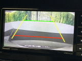 【バックカメラ】駐車時に後方がリアルタイム映像で確認できます。大型商業施設や立体駐車場での駐車時や、夜間のバック時に大活躍!運転スキルに関わらず、今や必須となった装備のひとつです!