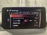 ハンドル操作をアシストすることにより車線からの逸脱回避を支援します。