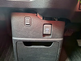 運転席と助手席で荷物をひっかけることや携帯の充電も可能です!