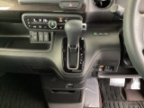 足元スッキリ、インパネシフトです。パーキングブレーキはフットブレーキタイプなので、運転席と助手席の間がスッキリしています。