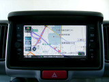 日産純正のメモリーナビです。使い勝手のよいシンプルな操作で、ミュージックサバーやブルートゥースにも対応しています。ドライブ中に好きな音楽が聴けるのはうれしいですよね。