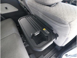 フロントシートの背面には便利なトレーを装備しています。車内での食事やドリンクを置くだけでなく、ノートPCやタブレットを使用するときにも活躍します。長時間のドライブや休憩時にも快適さを提供します。