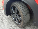 タイヤサイズは215/45R17です
