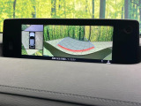【マルチテレインモニター】車のフロントやサイドのカメラ画像を同時にモニター表示することで、悪路や狭い道を走行時でも周囲の状況確認ができ安心!本格SUVにうれしい装備です♪