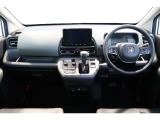 操作性に優れた運転席となります!小物入れや各ボタンの配置にこだわり、使いやすいです!座り心地もよく視認性も良好なのでロングドライブもお任せ下さい!