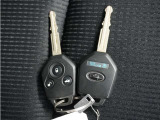 雨が降っているのに傘がない・・車のところまで走ってカギを開けていたらズブ濡れ・・こんなことにならないようにキーレスは走りながらボタンを押せばカギが開錠されますので濡れる量は減りますね!