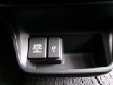 便利な充電用USBジャック、12V電源ソケットを設置しております。周辺機器の充電にご利用頂けます。