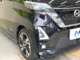 【LEDヘッドライト】悪天候や夜間走行時も良好な視界を確保し安心して運転できる高輝度LEDヘッドライトを装備!点灯速度が早く、消費電力も抑えられています。