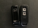 スマートキーを装備しています。鍵を差し込むことなくドアロックの開け閉めと、スタートボタン操作でのエンジンスタートができます。スペアキーも同じものを用意しております。