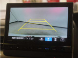 バックカメラ搭載です!車庫入れが苦手な人はもちろん、車両感覚に自信がある人にもお勧めです!見えない箇所が見えるようになるので、低い障害物や隠れてしまっている子供の存在等にも気付く事が出来ます。