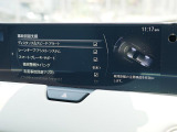 こちらのお車には先進安全装備が多数搭載されています。衝突被害を回避あるいは軽減するためのブレーキや、後方死角からの接近警報、車線逸脱を防止する警報装置など、詳しくはスタッフまでお尋ねください。