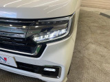 【LEDヘッドライト】悪天候や夜間走行時も良好な視界を確保し安心して運転できる高輝度LEDヘッドライトを装備!点灯速度が早く、消費電力も抑えられています。