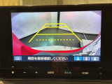 リバースギアに入れるだけで後方の表示へ切り替わります。夜間や雨の日の駐車も楽になりますよ。