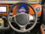 インテリアに合わせたデザインのステアリングは、運転される方のことも考え、運転しやすい形状、大きさです。是非一度、実際に触ってお確かめください。