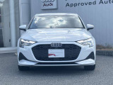 シングルフレームグリルはAudiの象徴的なデザイン要素であり、一目でAudiとわかるスタイル、大きくて迫力のある形状が車のスポーティな印象を強調しており、魅力的なデザインとなっています。