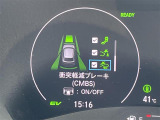【衝突軽減ブレーキ(CMBS)】衝突するおそれが高い場合、音と光で注意して強いブレーキングを行い、衝突回避・被害軽減を支援します。機能には限界があるためご注意ください。