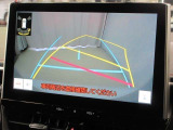 バックでの車庫入れはハンドルと連動したガイドラインが出る「バックガイドモニター」がサポートいたします。
