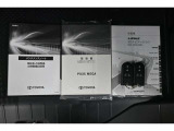 保証書・記録簿・取扱説明書と揃っております。キーの電池は新品にお取替えしてから納車させていただきますので安心してお乗りください。