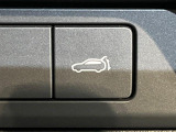 【パワーバックドア】スマートキーや運転席のボタンを押すだけでリアゲートが自動で開閉します!荷物を持っている時や、高い位置にあるバックドアを閉める際に便利な機能です♪