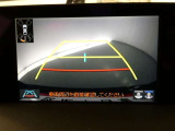 バックガイドモニター付き。車両後方の映像をナビ画面に表示し、駐車などの後退操作をサポートします。
