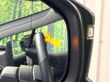 【ブラインドスポットモニター】走行中、ドアミラーの死角になりやすい箇所に後続車が接近するとサイドミラーのレンズに警告を表示!ドライバーに注意喚起をしてくれます。