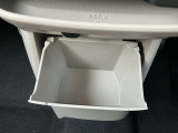 ダッシュボード下にも小物入れがあります