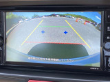 バックカメラはシフトレバーを「R」にすると、後方の映像をモニターに表示。