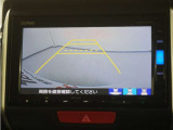 バックカメラ搭載です!車庫入れが苦手な人はもちろん、車両感覚に自信がある人にもお勧めです!見えない箇所が見えるようになるので、低い障害物や隠れてしまっている子供の存在等にも気付く事が出来ます。