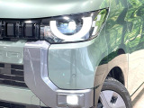 【LEDヘッドライト】悪天候や夜間走行時も良好な視界を確保し安心して運転できる高輝度LEDヘッドライトを装備!点灯速度が早く、消費電力も抑えられています。