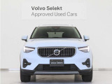 ボルボXC40は、よりスマートに、より大胆に生まれ変わりました。刷新されたフロントフェイス、先鋭的な躍動感を感じさせるスタイリング。SUVの姿を体現するプロポーションは力強さに溢れた佇まいを見せます。