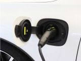 専用コードを接続するだけで簡単に充電が行えます。プラグインハイブリッドモデルは、走行中の充電のほか、自宅などに設置された充電機器からの充電が可能です。
