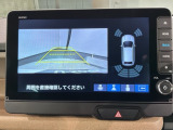 リバースギアに入れるだけで後方の表示へ切り替わります。夜間や雨の日の駐車も楽になりますよ。