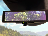 【インテリジェントルームミラー】後席の大きな荷物や同乗者で後方が確認しづらい時でも安心!カメラが撮影した車両後方の映像をルームミラー内に表示。クリアな視界で状況の確認が可能です!