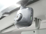 【ドラレコ搭載車】今や必需品のドライブレコーダー搭載車です。万が一のトラブルのときにも役に立つドライブレコーダーを装備しています。側面衝突や幅寄せ・割り込み対策に!