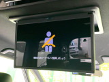 【14型有機ELフリップダウン】三列目からでも迫力のエンタメが観れる大画面フリップダウン。有機ELのモニターでは、一般的なフリップダウンよりも高コントラストでキレイな映像を楽しめます。