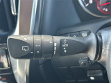 【オートワイパー(AUTO)】雨が降り出した時に、雨滴検出用センサー(レインセンサー)が雨滴を感知すると、自動でワイパーが動作します。
