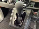 CVT車のセレクトレバーです。低速から高速まで、変速ショックのないスムーズな走りと、エンジン効率のよい領域を維持して燃費にも貢献します。サイドブレーキはスイッチ操作の電子制御パーキングブレーキです。