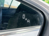 【ブラインドスポットワーニング】走行中、ドアミラーの死角になりやすい箇所に後続車が接近するとサイドミラー付近に警告を表示、ドライバーに注意喚起をしてくれます。