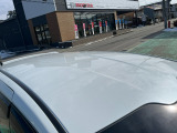 目立つキズ凹み等はありませんが、中古車という商品の特性ルーフには子キズや塗装しみがあります