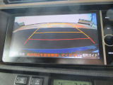 【リアカメラ】リバースに入れるだけで後方の映像が映ります。安全確認や、狭い駐車場での車庫入れ、雨の日や夜間など視界の悪い時に便利です。安全にバックする為には欠かせない装備です。