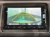 リバースギアに入れるだけで後方の表示へ切り替わります。夜間や雨の日の駐車も楽になりますよ。