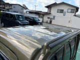 目立つキズ凹み等はありませんが、中古車という商品の特性ルーフには子キズや塗装しみがあります