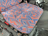 運転席座面にヘタリ・破れがあります。