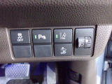 パーキングセンサーや横滑りを防ぐVSA等のスイッチ類は運転席の右側、手の届きやすい位置にあります。
