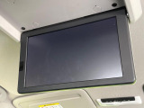 【フリップダウンモニター】大画面モニターで後席でもエンタメをお楽しみいただけます。小さなお子様にも大人気の装備です♪